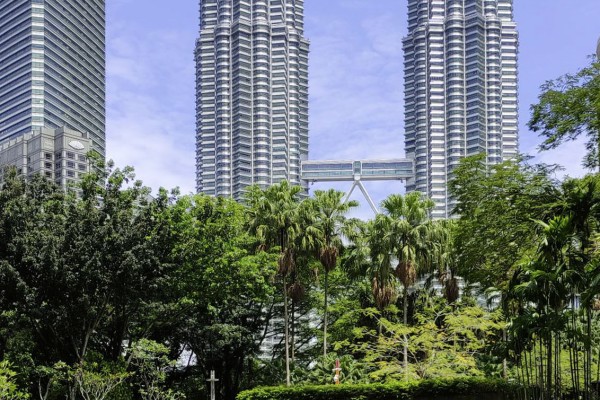 Die Petronas Twin Towers, davor der Kuala Lumpur City Center Park, kurz KLCC 