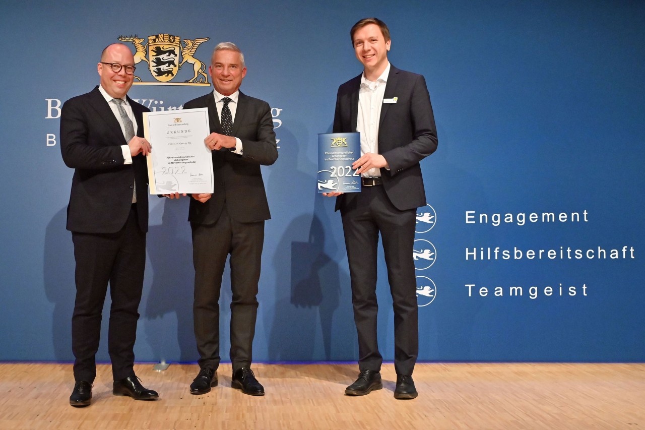 CEO Carsten Liske nahm die Auszeichnung von Innenminister Thomas Strobl und Martin Wycisk, Wirtschaftsförderer der Stadt Tuttlingen, entgegen.   Bild: Michael Bamberger / www.im.baden-wuerttemberg.de 