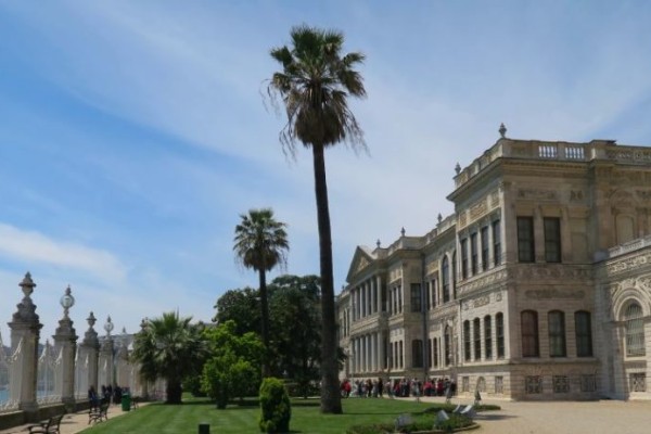  The 600-meter-long Dolmabahçe Palace, one of the grandest buildings in Istanbul and modeled on European mansions. Inside, the centerpiece is its 4.5-tonne chandelier. 