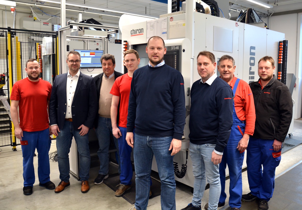 Fachlich und menschlich gemeinsam zum Projekterfolg (von links): Gruppenleiter Andreas Schiechel, Thomas Kehmeier und Peter Kluibenschädl (beide CHIRON Group), Rüster Jan Steinbauer, Abteilungsleiter Christian Schmid, Produktionsprozessverbesserer Thomas Fellner und Franz Schuhbäck sowie Arbeitsvorbereiter Florian Stummer   Bild: Carl Hanser Verlag GmbH & Co. KG 