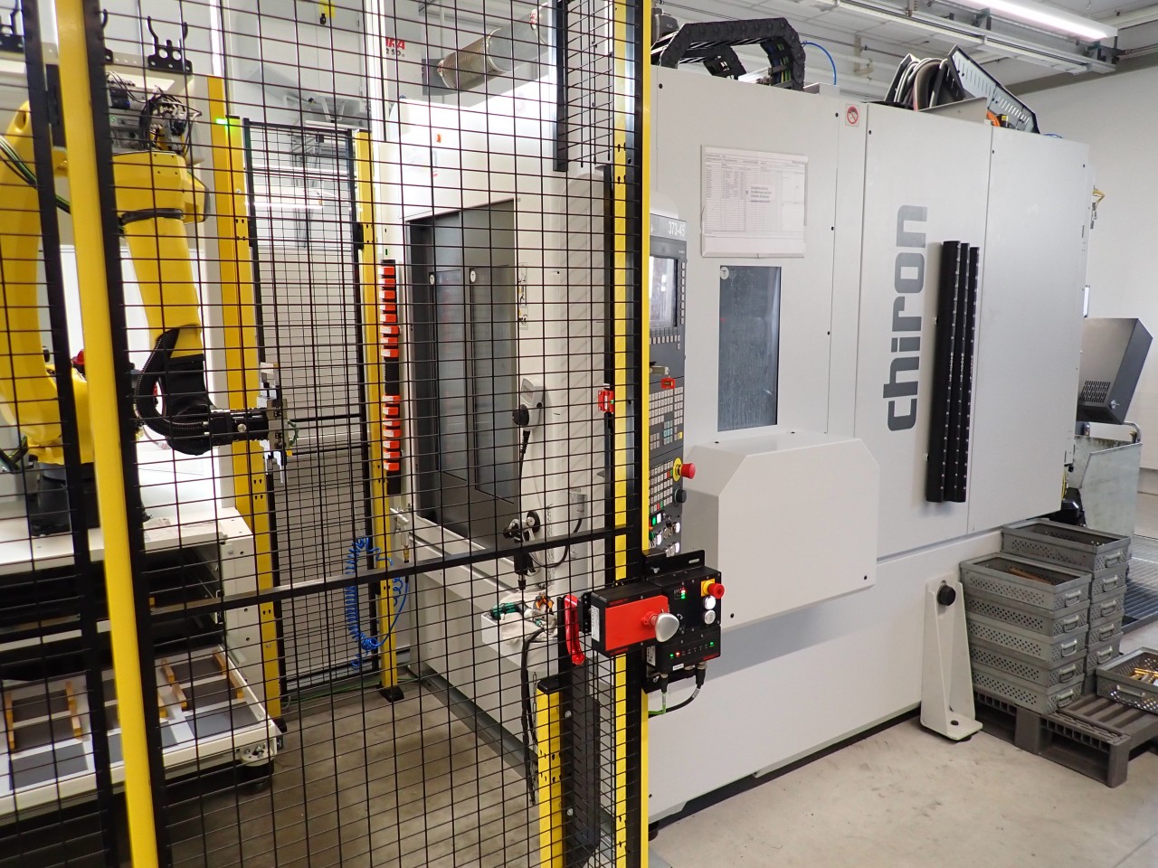  On its own initiative, Rosenberger is adapting a robot-supported automation system with blank handling to one of the FZ 12 S five axis machines; both CHIRON machines inherently possess all the necessary prerequisites for this.   Photo: Rosenberger Hochfrequenztechnik GmbH & Co. KG 