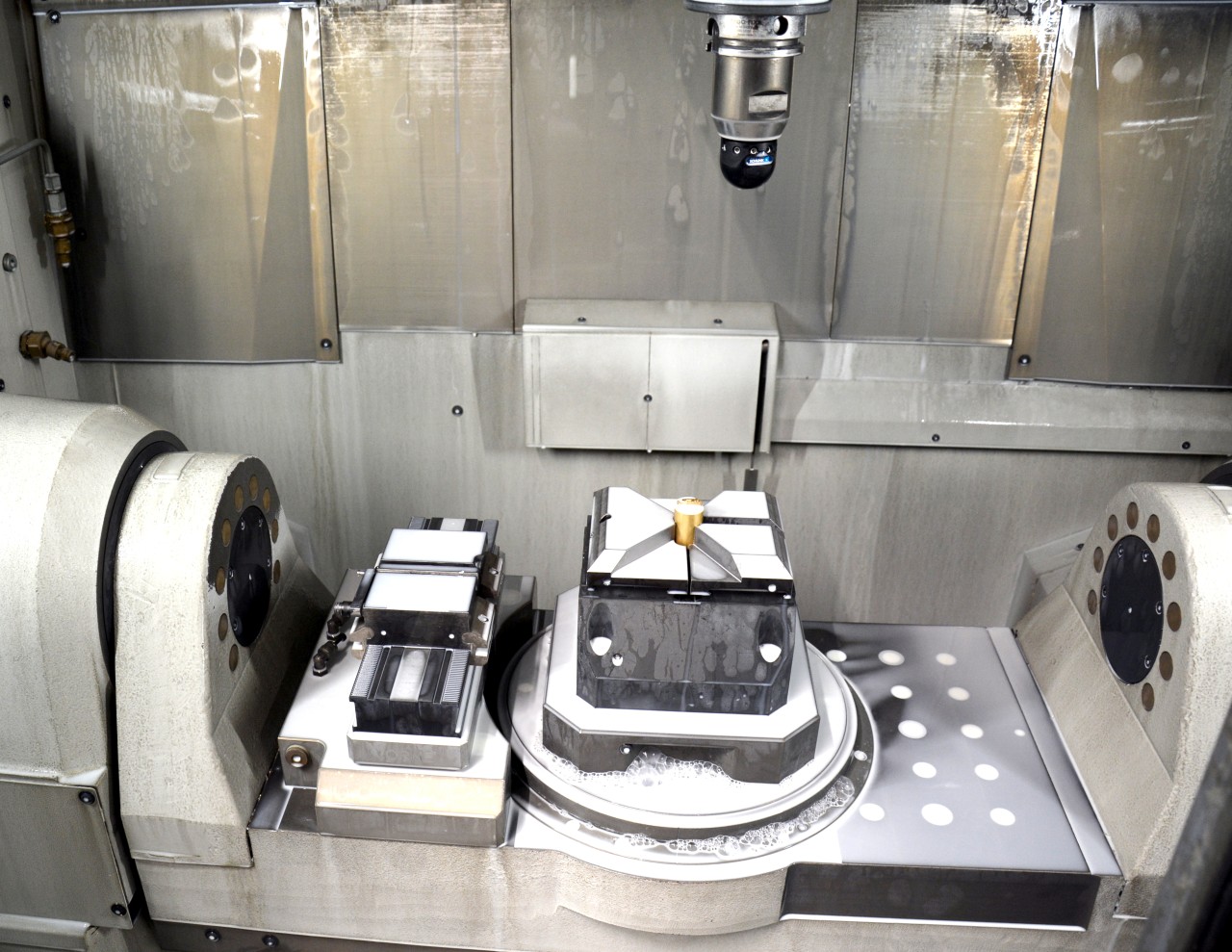 View of the swivel bridge of the five axis machining centers and of the auxiliary clamping surface (located on the left), which provides valuable services for the complete machining of components.   Photo: Carl Hanser Verlag GmbH & Co. KG 