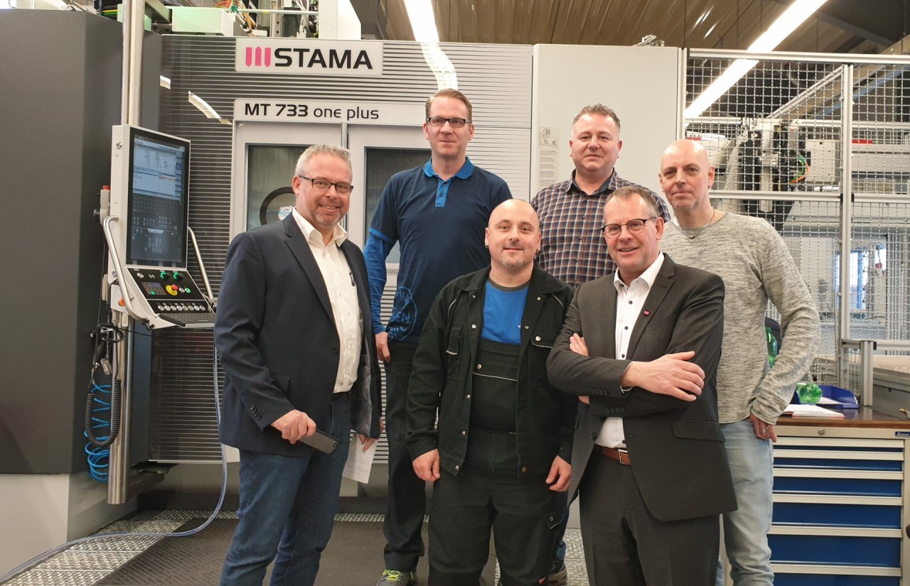 Sechs Partner seit zwei Jahrzehnten (von links): Vertriebspartner Thomas Kauls, Jörg Sieber (Mitarbeiter Trägerwerkzeugfertigung Jongen), Jacek Bryllowski (Zerspanungsmechaniker), Martin Bopp (Abteilungs- und Ausbildungsleiter Trägerwerkzeugfertigung), Hartmut Bürgler (Gebietsverkaufsleiter STAMA) und Uwe Schlienkamp (Abteilungsleiter mechanische Fertigung Jongen). Bild: maschine+werkzeug, Manfred Flohr  