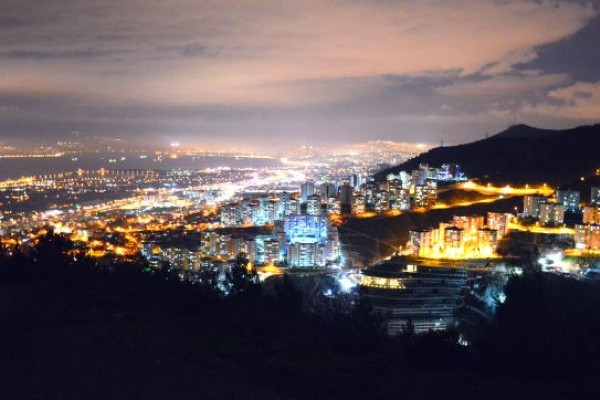 Izmir bei Nacht: spektakulärer Anblick. Für einen abendlichen Bummel empfiehlt sich die Atatürk Cadessi – die von den Einheimischen nur „Kordon“ genannte Promenade am Meer. 