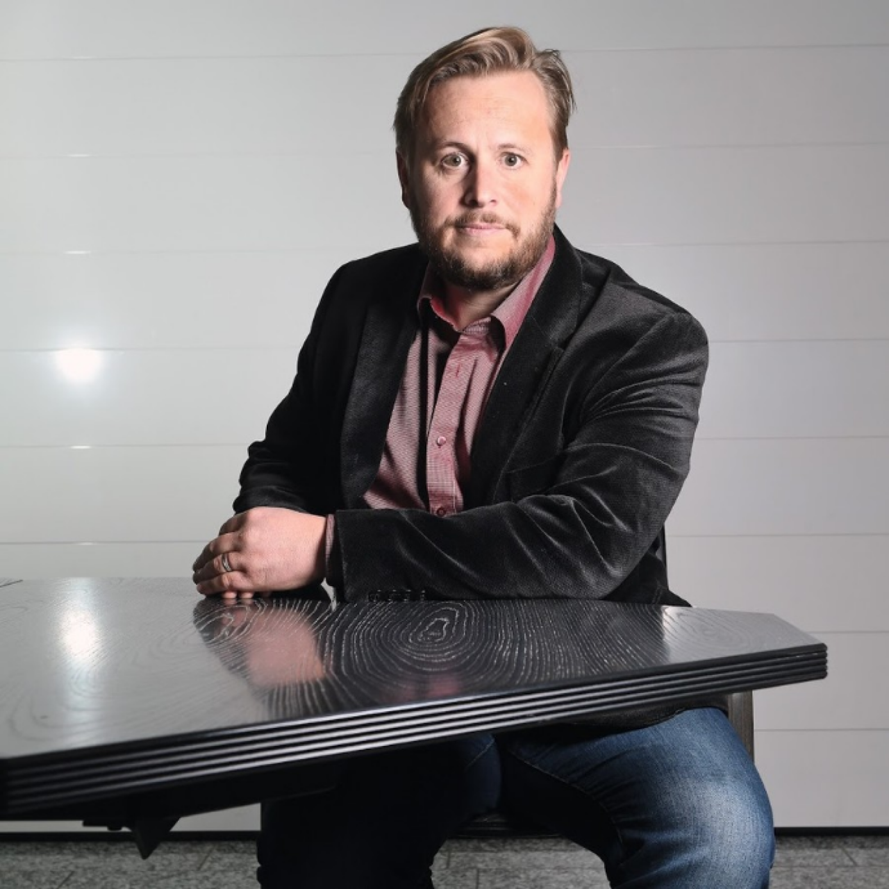  Samuel Vuadens, Managing Director of CHIRON Swiss. The trained mechanic and mechanical engineer who specializes in mechatronics began his professional career at Affolter Technologie, where he was already developing his first highly precise machines. In 2007, he founded Mecatis with Pierre Fournier and, in 2017, he developed the Micro5, which is not much bigger than an ordinary coffee machine.  