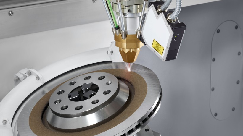 Verfahrensvorteil von AM Coating für eine hohe Beschichtungsgeschwindigkeit: Die Pulverpartikel schmelzen bereits im Laserstrahl. 