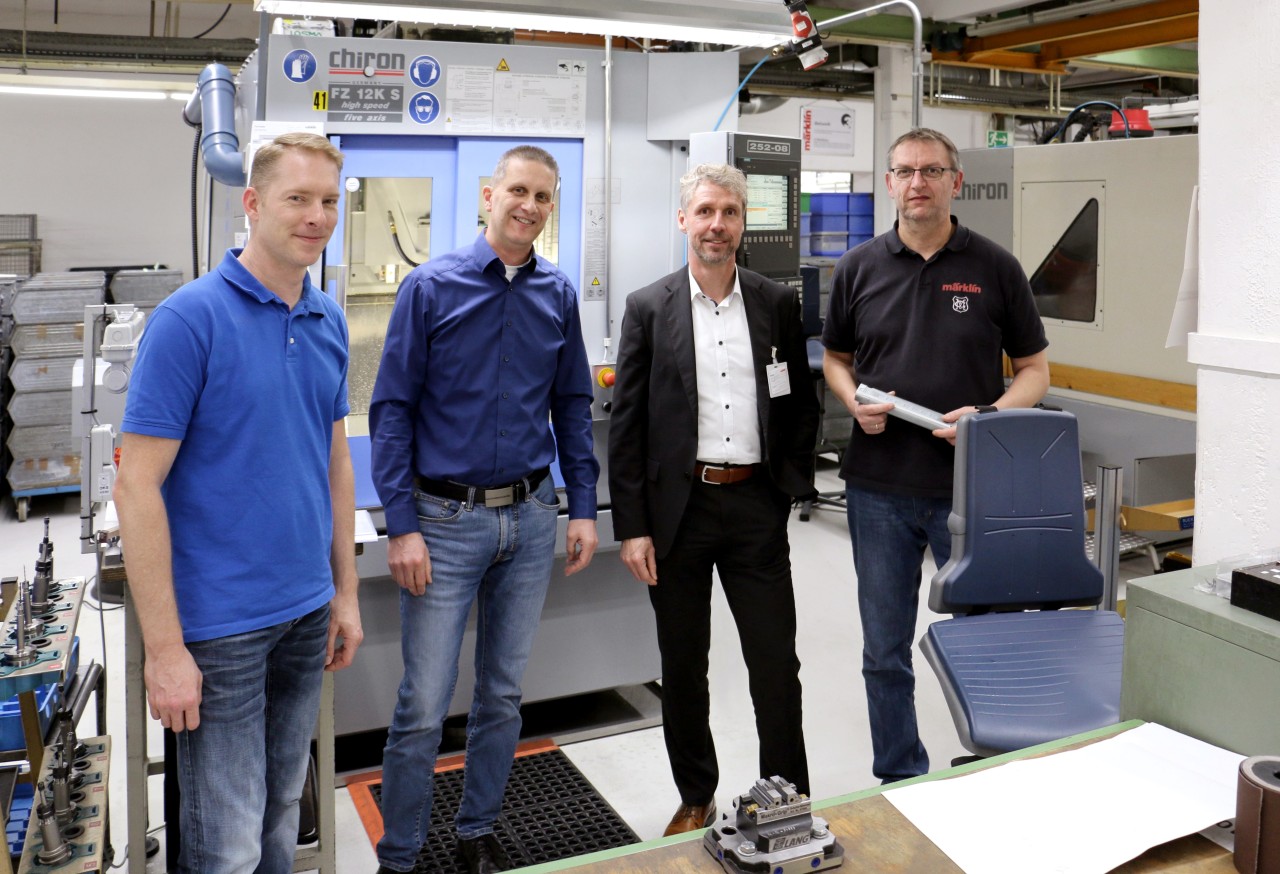 36 Jahre Partnerschaft zwischen Märklin und CHIRON (v.l.n.r.): Sven Dannenmann (Leiter Druckguss Gussbearbeitung bei Märklin), Jochen Gaißert (Fertigungsplanung bei Märklin), Bernd Hechler (Technische Beratung/Vertrieb bei CHIRON) und Michael Patschkowski (Maschineneinrichter Fertigung bei Märklin). Bildquelle: Oliver Ehm  