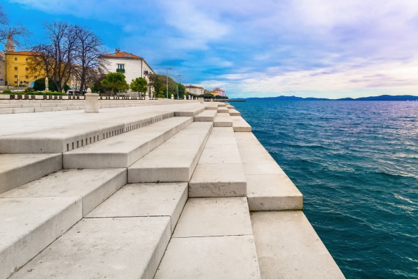 Die Meeresorgel ist ein experimentelles Musikinstrument in Zadar. Die Töne werden durch die Wellenbewegung des Meeres unter großen Steinplatten erzeugt 