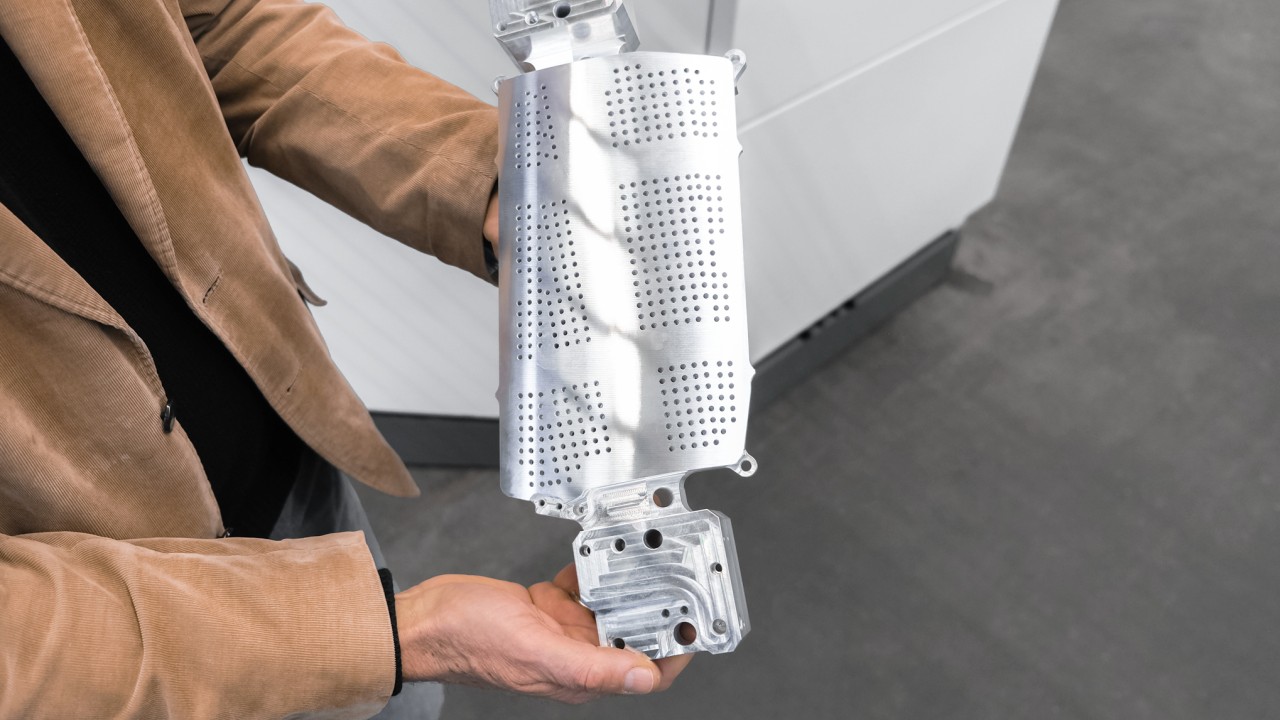 Formteil Folienträger, Laufzeit 660 Minuten – in Losgröße acht über drei Tage und 16 Stunden mannlos, prozesssicher und komplett auf der FZ 16 S five axis in OP 10 und OP 20 bearbeitet.  