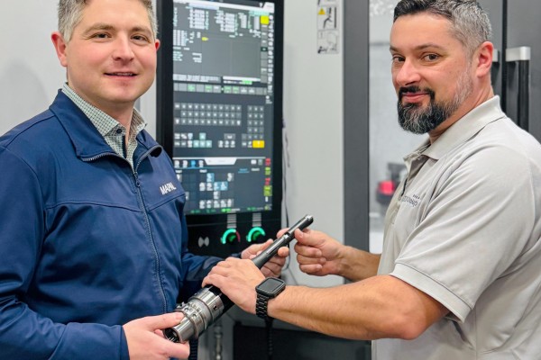  Teamwork for the turnkey project: Markus Beerhalter, Global Project Engineer MAPAL (left) and Manuel Hipp, Head of Application Technology CHIRON America, with a fine machining tool with strip guide and finely adjustable cutting edge. 