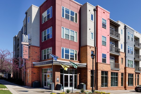  NoDa: The area between North Davidson Street and 36th Street has developed from a former center of the textile industry into the »place to be« … 