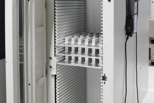  The workpiece magazine, which can hold a maximum of 24 pallets of size 600 x 400 mm. The part-specific nests are used to hold sawn blanks, semi-finished products or finished parts. 