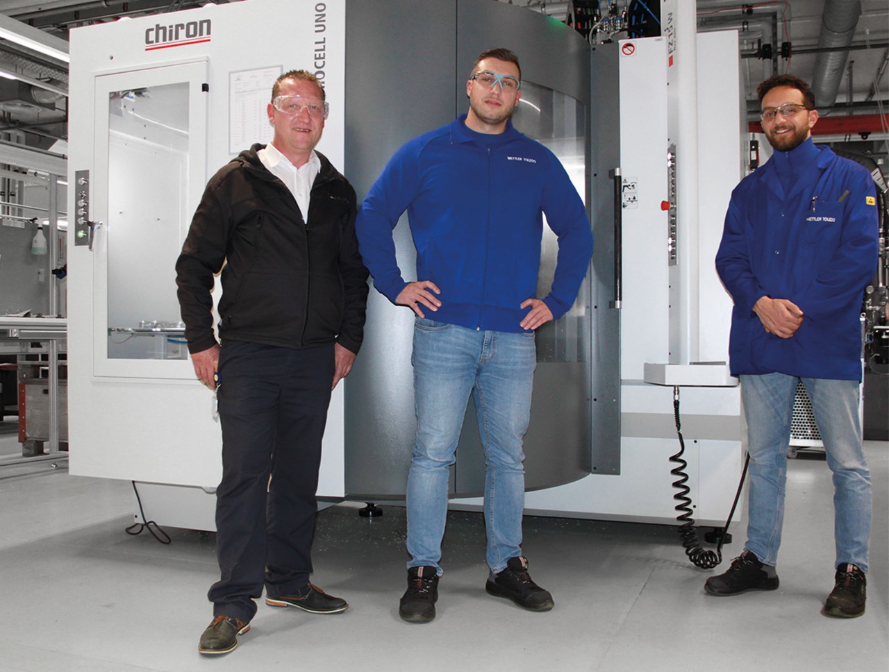 Von links: Simon Heim (Technische Beratung / Vertrieb, CHIRON Group), Remo Cadonau (BSc Mechanical Engineering und Head of Mechanical Manufacturing) und Dardan Muslija (CNC-Spezialist Manufacturing Technology & Maintenance, beide von Mettler-Toledo).   Bild: Publica-Press Heiden AG 