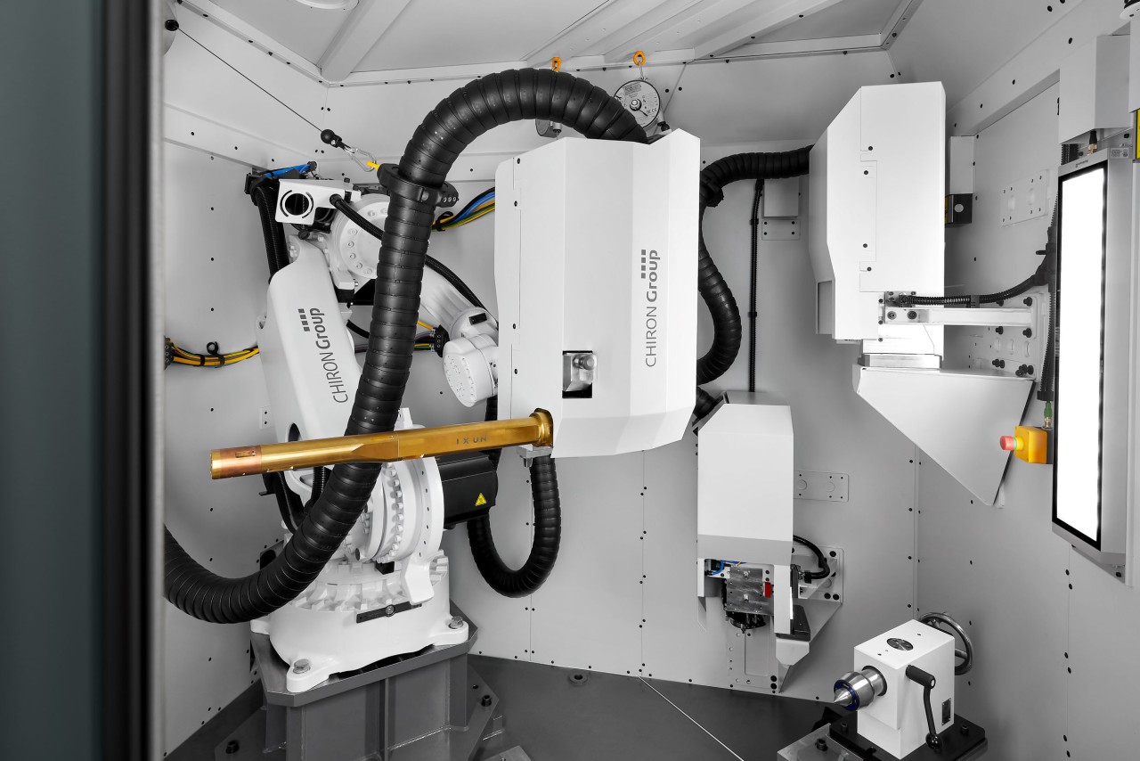 Einer der drei Auftragsköpfe des AM Cube beim Auftrag von Pulver mittels Lanze zur Innenbeschichtung von Bauteilen. Die insgesamt drei Auftragsköpfe erlauben den Wechsel des Auftragsmaterials – Draht oder Pulver – in unterschiedlichen Phasen der Produktion.  