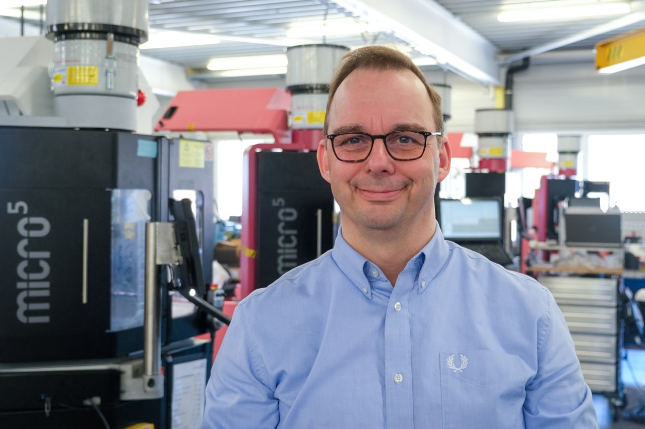 Stefan Rüsges, Bereichsleiter Vormontagen, ist sichtlich zufrieden über den erfolgreichen Start der Micro5-Montage in Tuttlingen.  