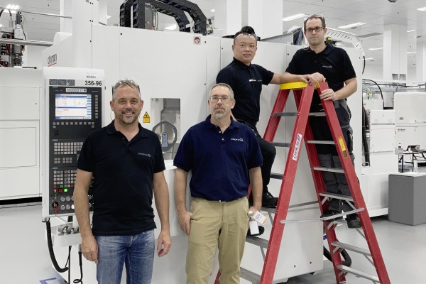 3.) Ein gutes Team: Marco Wagner, Jason Stombaugh, John und Thomas Schöpf legen letzte Hand an die FZ 12 S five axis. 