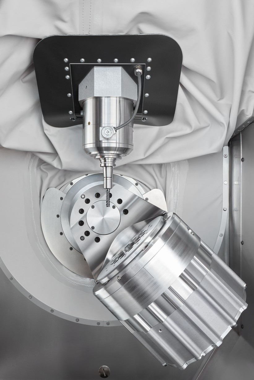  Precision machining of a titanium bone plate – an example of the expanded application range in medical technology. 