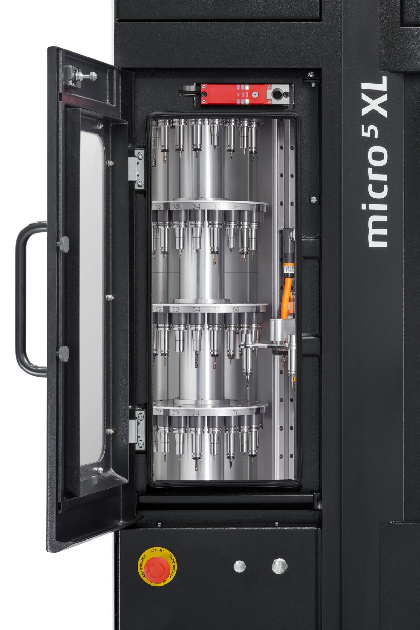  Integrated into the footprint of just 1.7 m2: the optimally accessible magazine for up to 100 tools in total. 