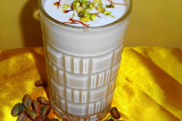  Food and drink: Given the fact that India is huge, its cuisine is very varied. Not just a favorite in India: The yogurt drink lassi …  Image: Wikimedia, Miansari66 