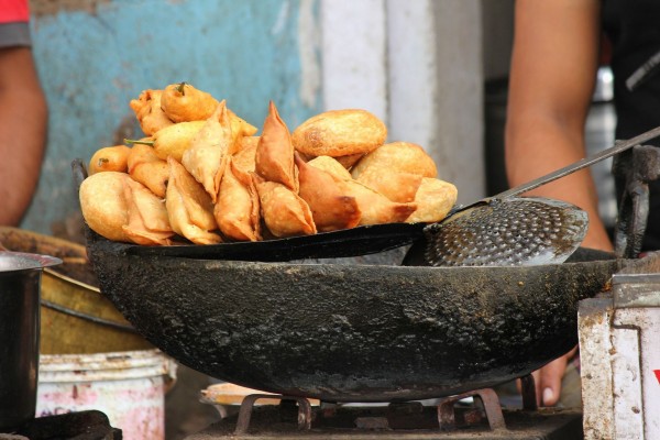  The most popular street food – literally available on every corner – is samosas. The fried pastry pockets can have a variety of fillings.  Image: Pixabay, ashish choudhary 
