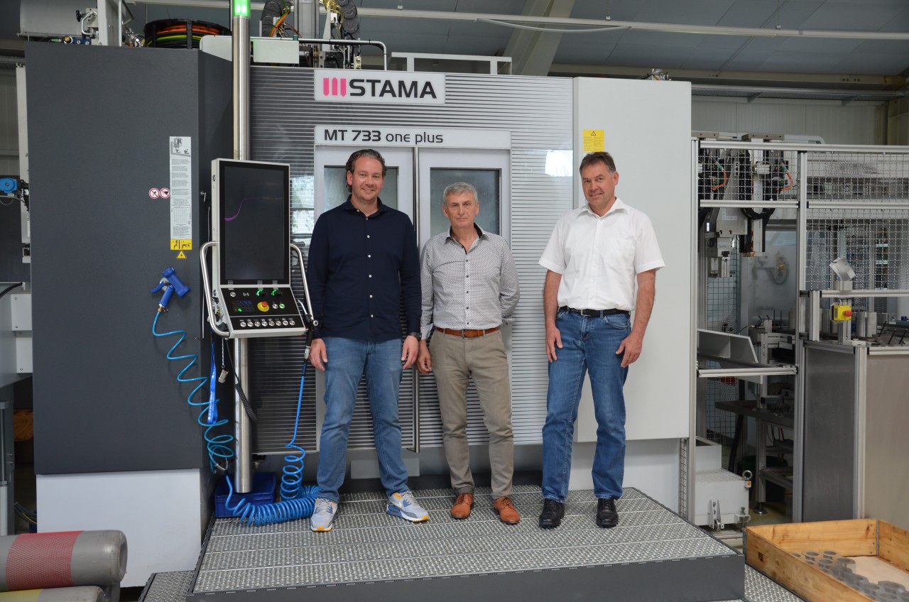 Ein Team das sich gegenseitig voranbringen möchte: (v. li) Sven und Wilhelm Gerdt, beide Geschäftführung Gerdt GmbH und Peter Rapp, der zuständige Projektingenieur bei der CHIRON Group.   Bild: mav, konradin Verlag 