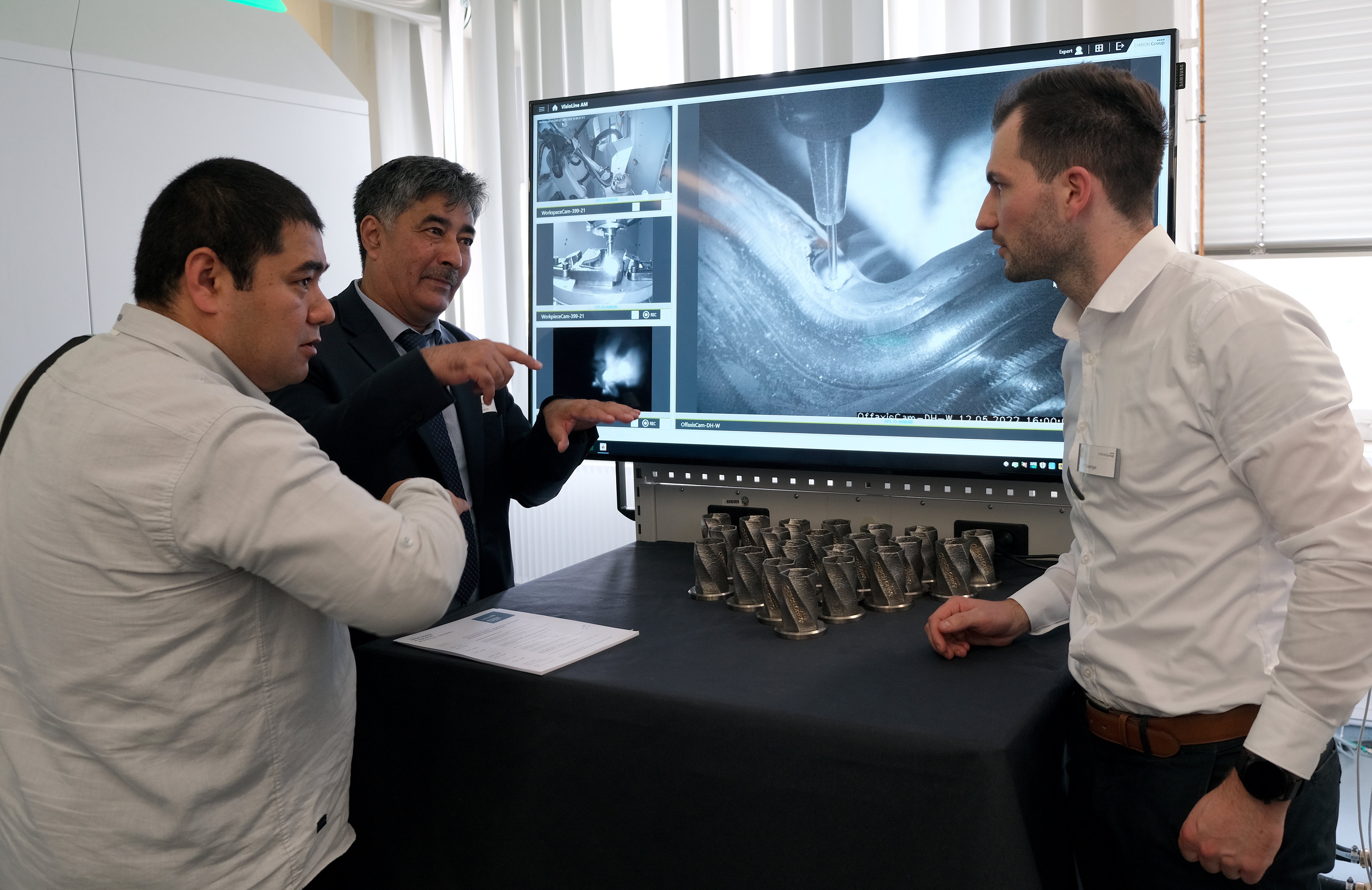 Till Oeschger, Project Manager AM Cube at the CHIRON Group, in discussion with workshop participants about the advantages of visual and thermal process monitoring with 