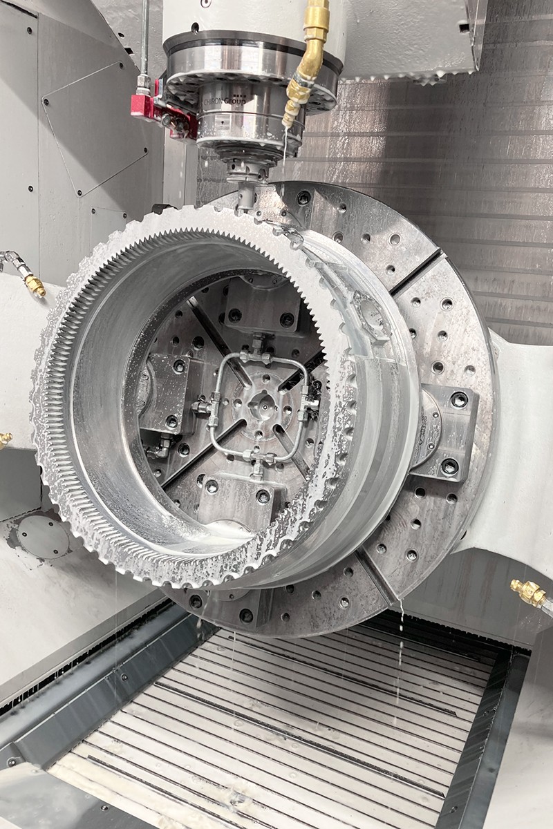 Those who stayed longer at the CHIRON Group stand were able to follow five processes live on the FZ 19 S five axis during the machining of a turbine housing: Rough machining, turning, skiving, drilling and simultaneous 5-axis milling.