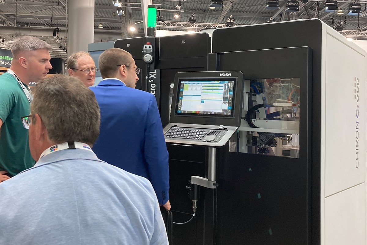 Crowd-puller at the premiere at EMO 2025: the integrated combination for increased productivity with the Micro5 XL and the Variocell PICK&PLACE automation system.