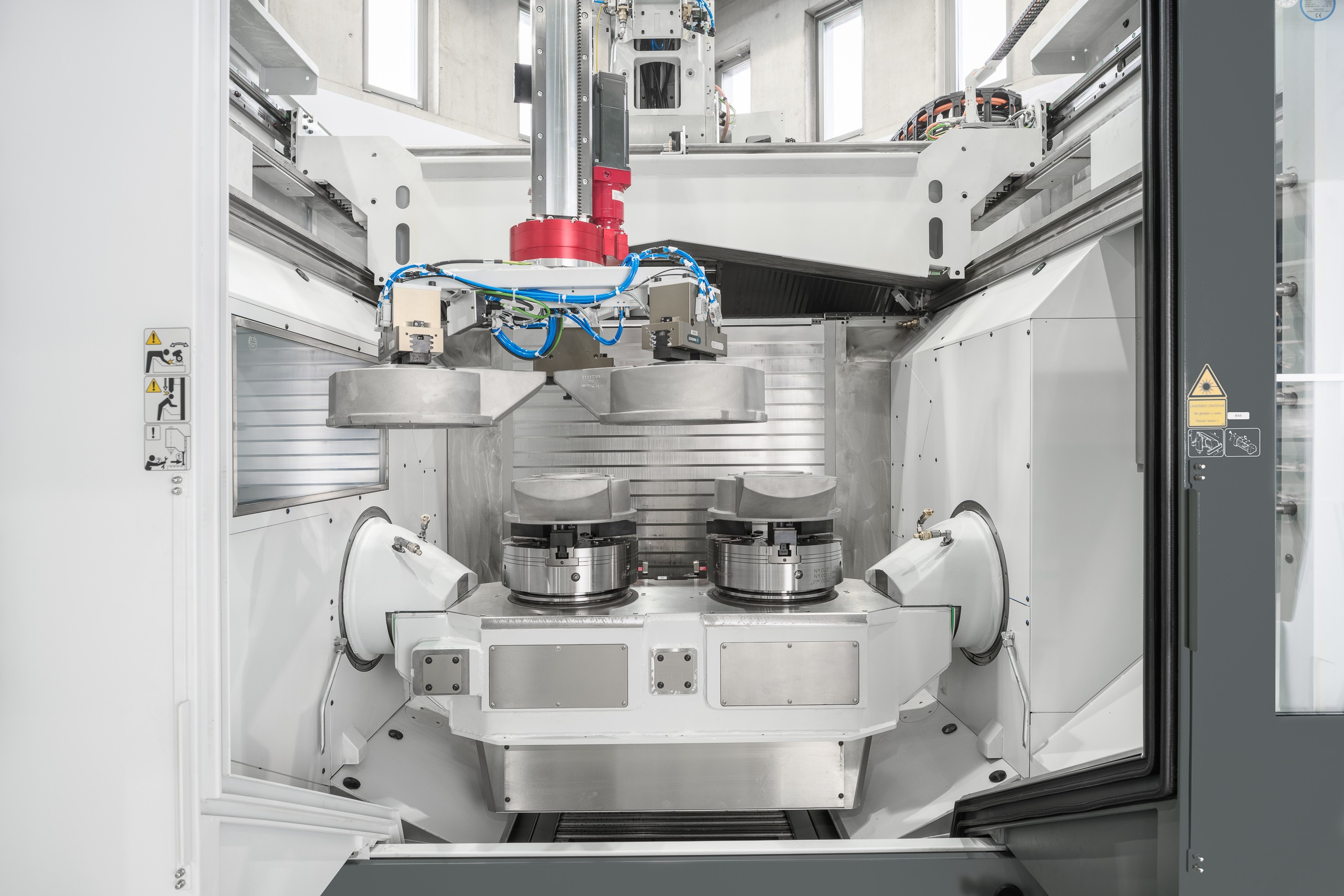 Ready for live operation with efficient workpiece handling on an FZ 19 S mill turn: The new Variocell SYSTEM with Gantry Bot for precise and highly flexible gantry loading.