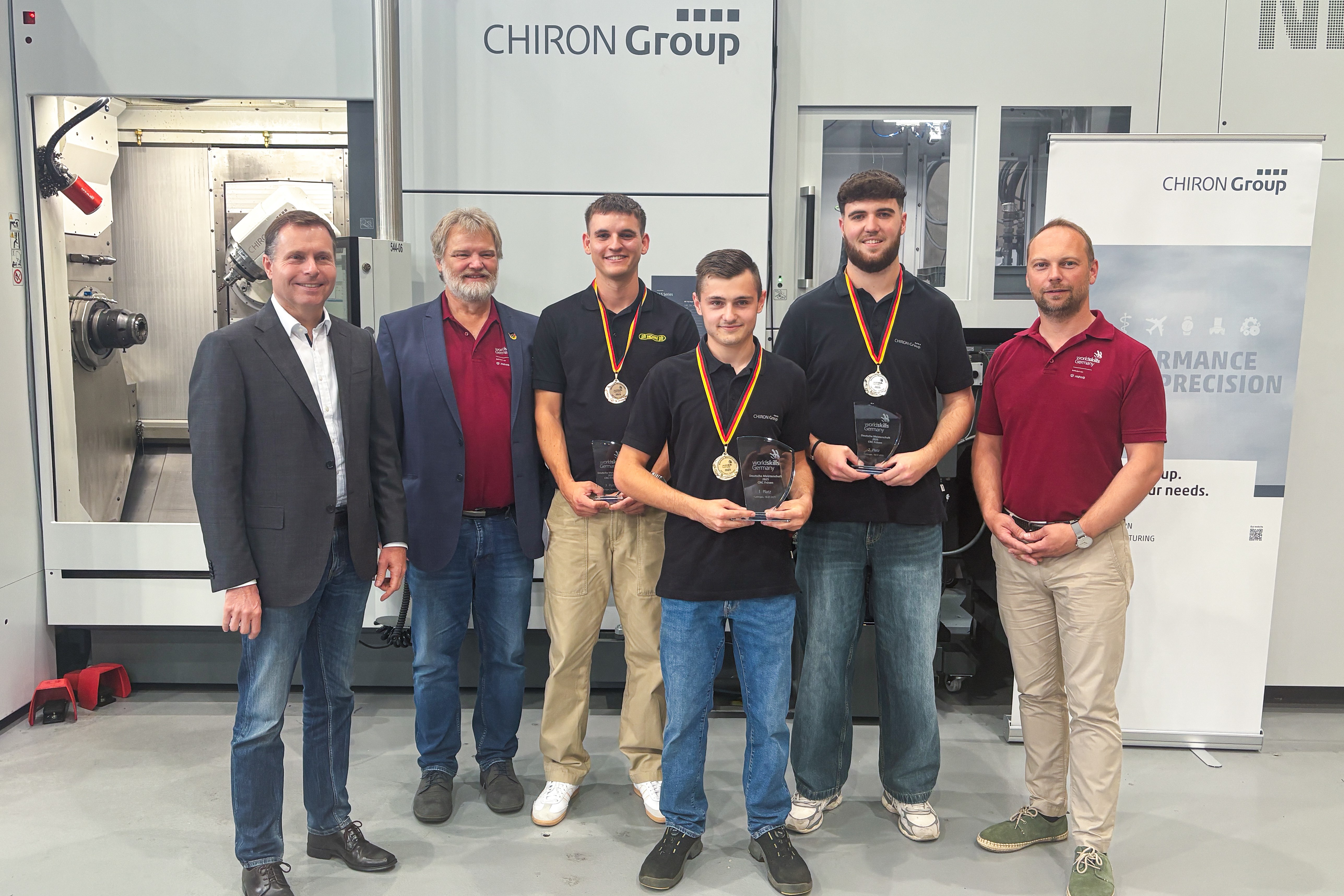 Spotlight on the winners: Nico Bosch (front), German champion in CNC milling, Niklas Steinhauser (2nd from right), runner-up – both from CHIRON Group SE – and Fabio Kessler (3rd from left), bronze winner from Paul Horn GmbH. Spotlight on the winners: Nico Bosch (front), German champion in CNC milling, Niklas Steinhauser (2nd from right), runner-up – both from CHIRON Group SE – and Fabio Kessler (3rd from left), bronze winner from Paul Horn GmbH.