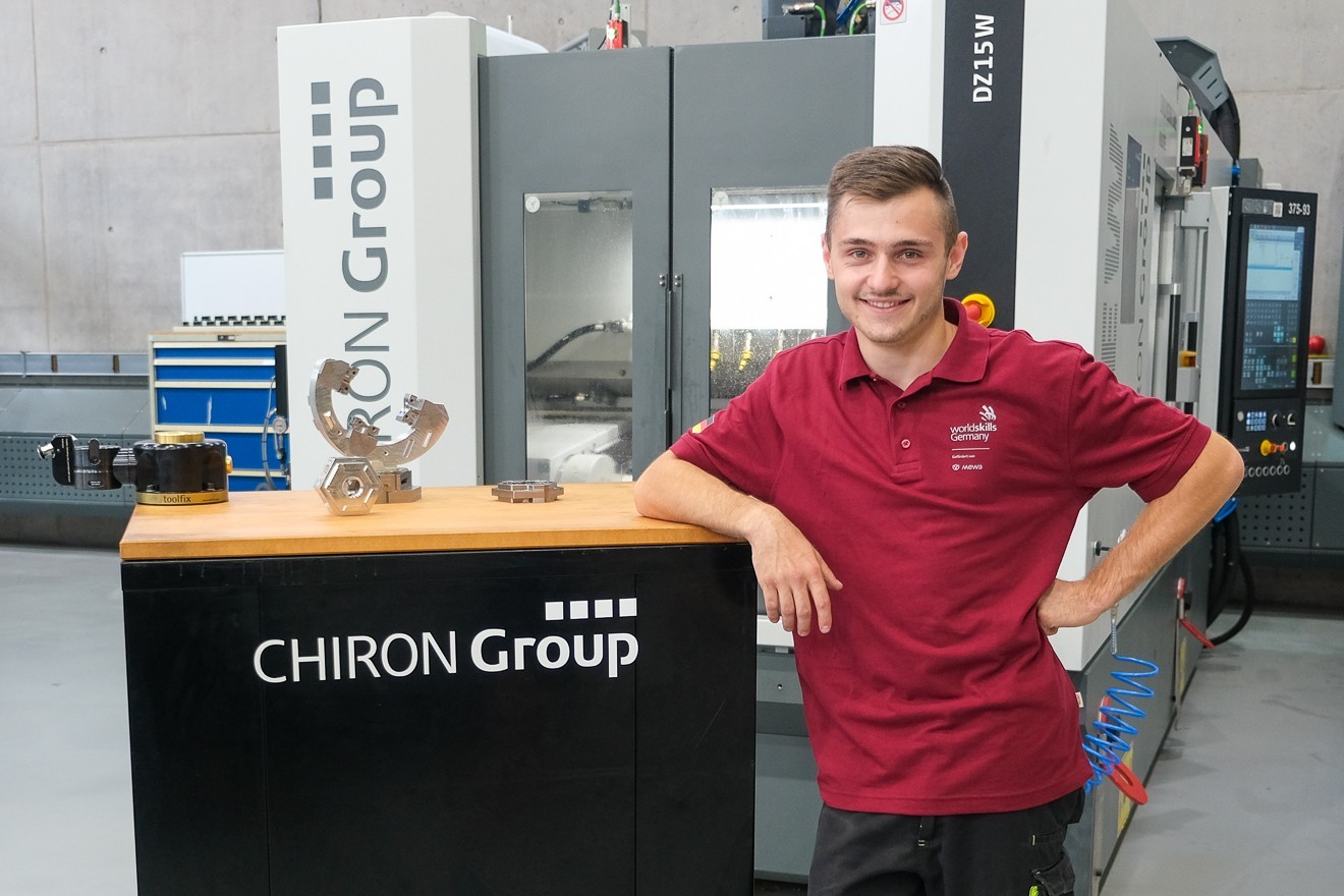 Nico Bosch, Anwendungstechniker bei der CHIRON Group, startet für Deutschland bei den WorldSkills Shanghai 2026. Der amtierende Deutsche Meister tritt in der Disziplin CNC-Fräsen (CNC Milling) gegen die internationale Spitze seines Berufs an.