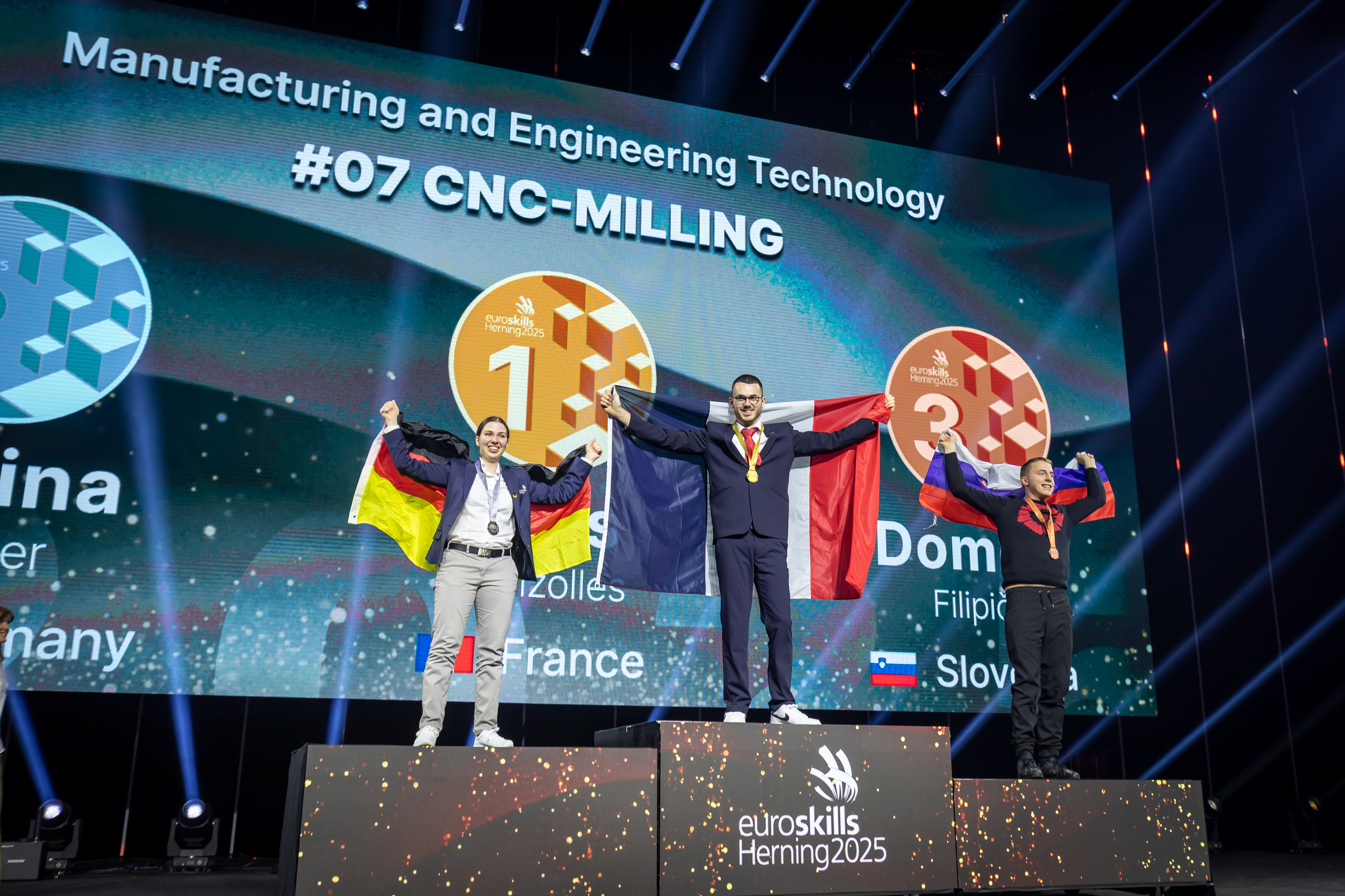 Setting an example and inspiring young women to take up a technical profession: Carina Bühler from Röchling Industrial impressively achieved this with her silver medal in CNC milling at EuroSkills 2025. (Source: EuroSkills Herning 2025, Frank Erpinar)