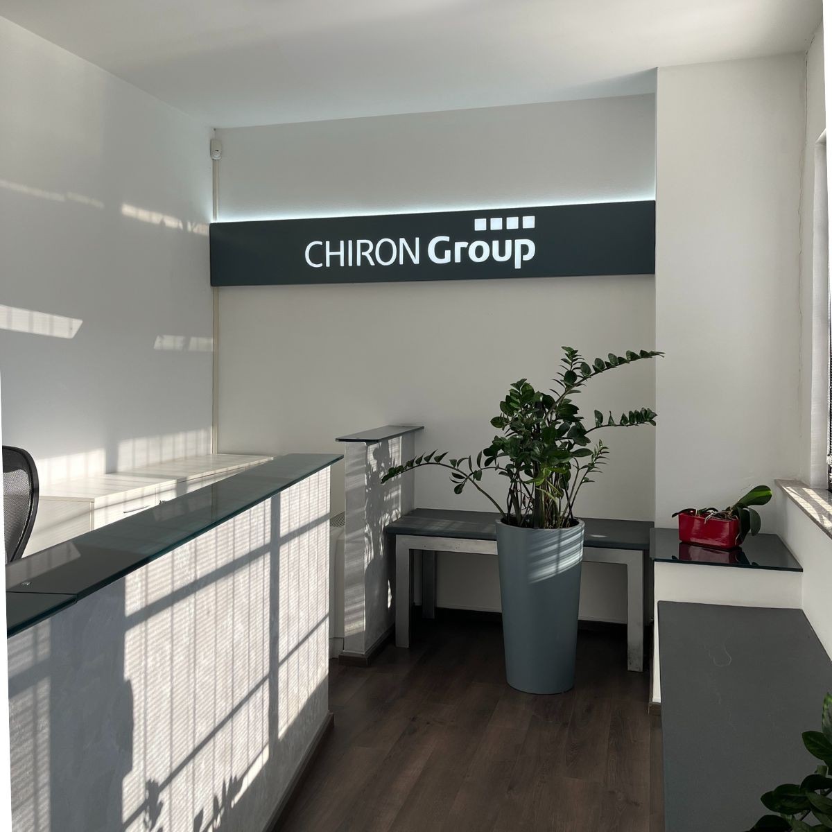 locations-insights-milan-italia-modern-reception-corporate-identity-professional-environment-customer-welcome