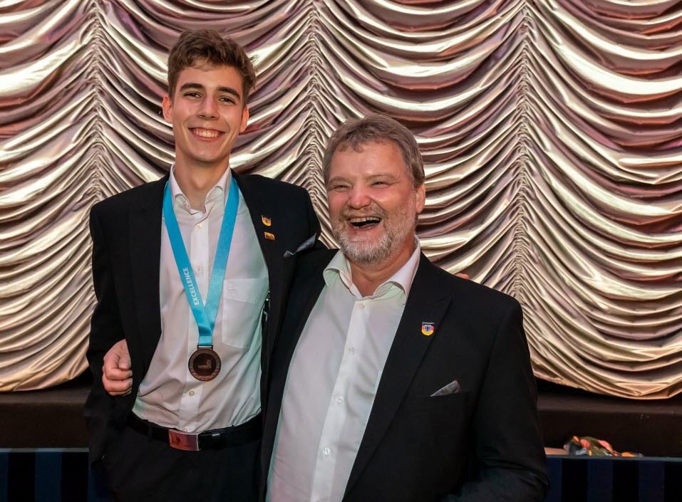 WorldSkills Wettkämpfer Krisztian Kalmar holt die „Medallion of Excellence“ im Team der CHIRON Group. Quelle: WorldSkills.