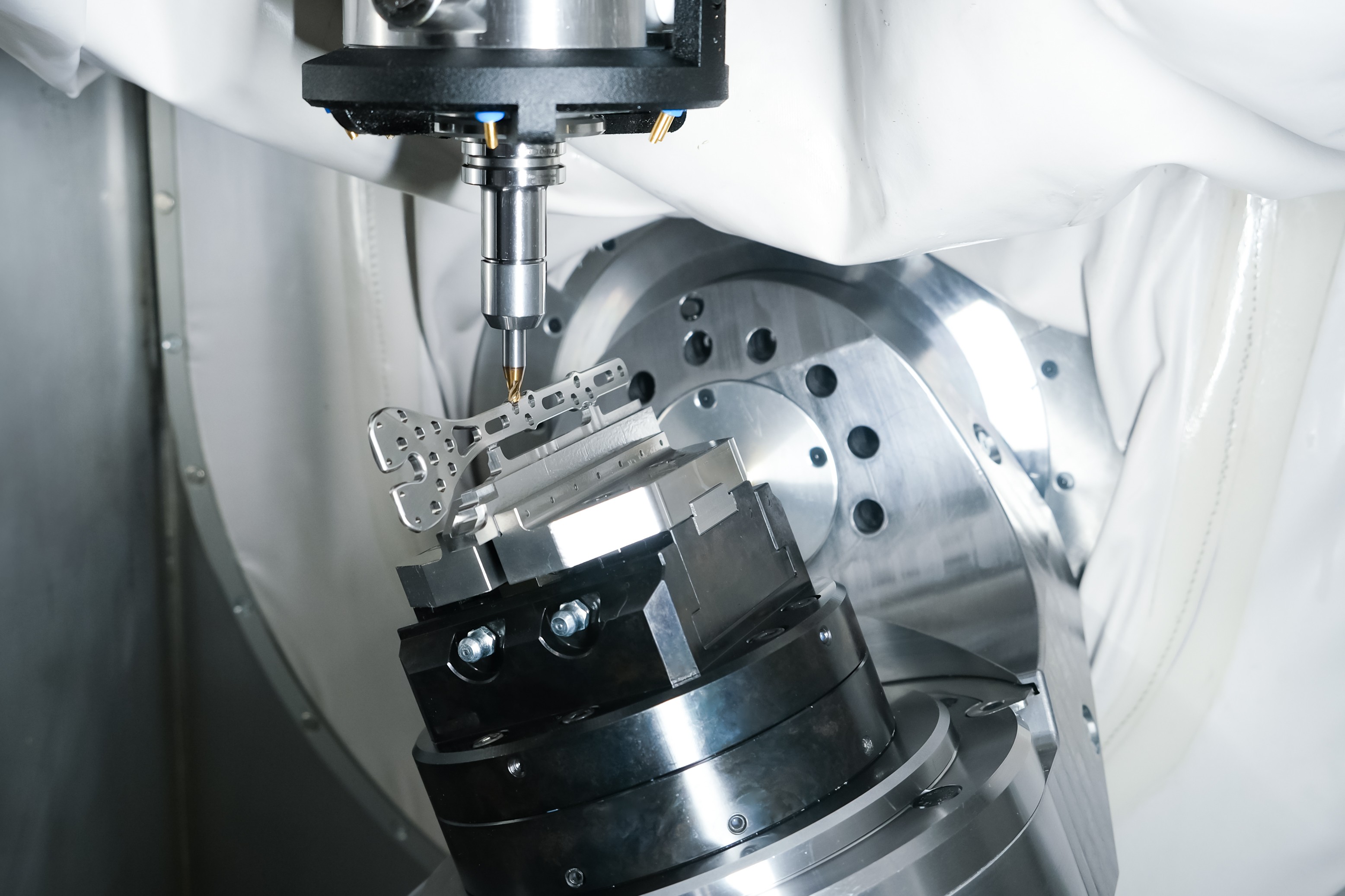 Precision machining of a titanium bone plate – example of the extended range of applications in medical technology with the Micro5 XL.