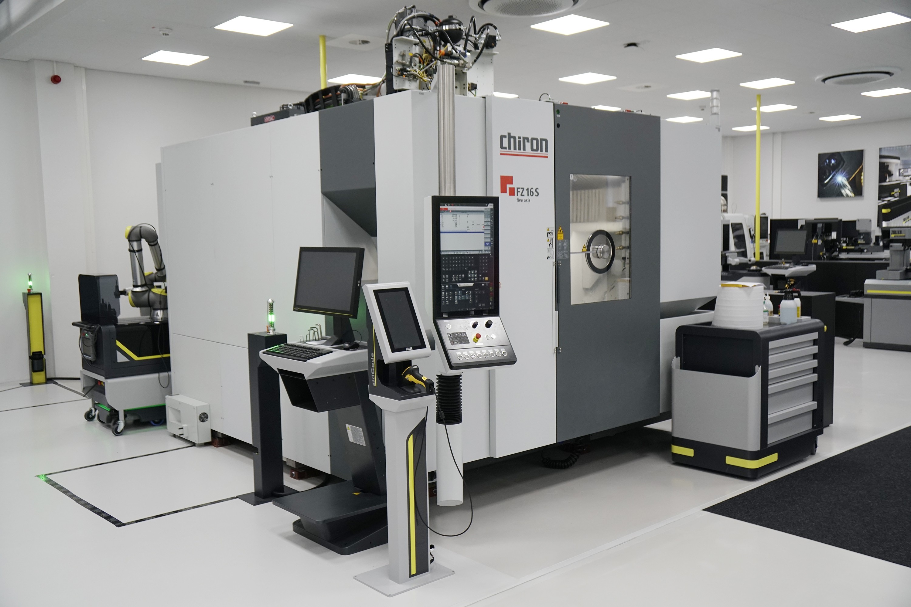 Die Smart Factory von ZOLLER in Pleidelsheim: An der CHIRON FZ 16 S five axis wird das automatisierte Werkzeughandling erprobt und weiterentwickelt.