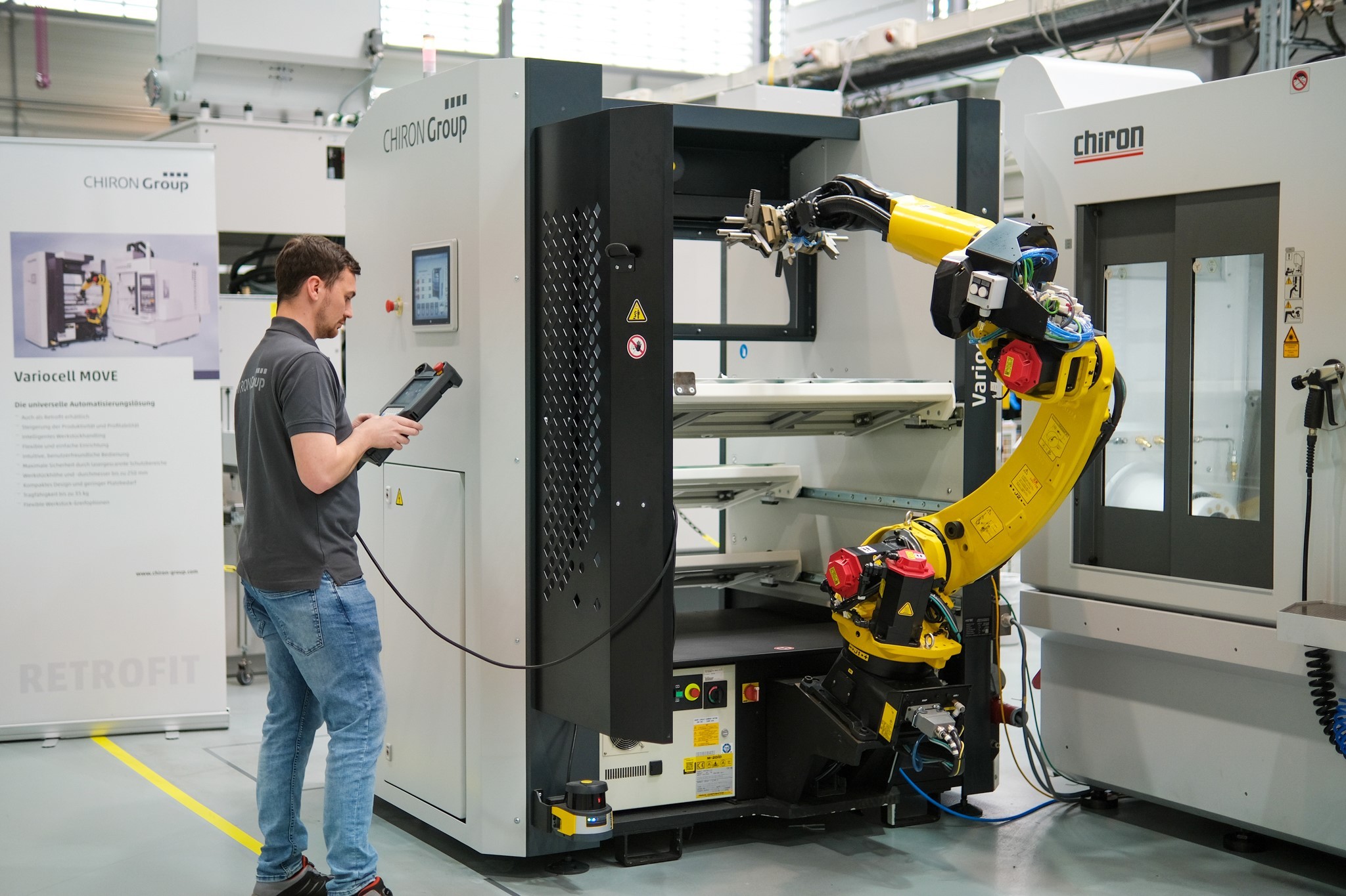 Die Variocell MOVE bringt Bewegung ins automatisierte Werkstückhandling an Bearbeitungszentren der CHIRON Group: Die kompakte Roboterzelle lässt sich einfach dort „andocken“, wo sie gebraucht wird.