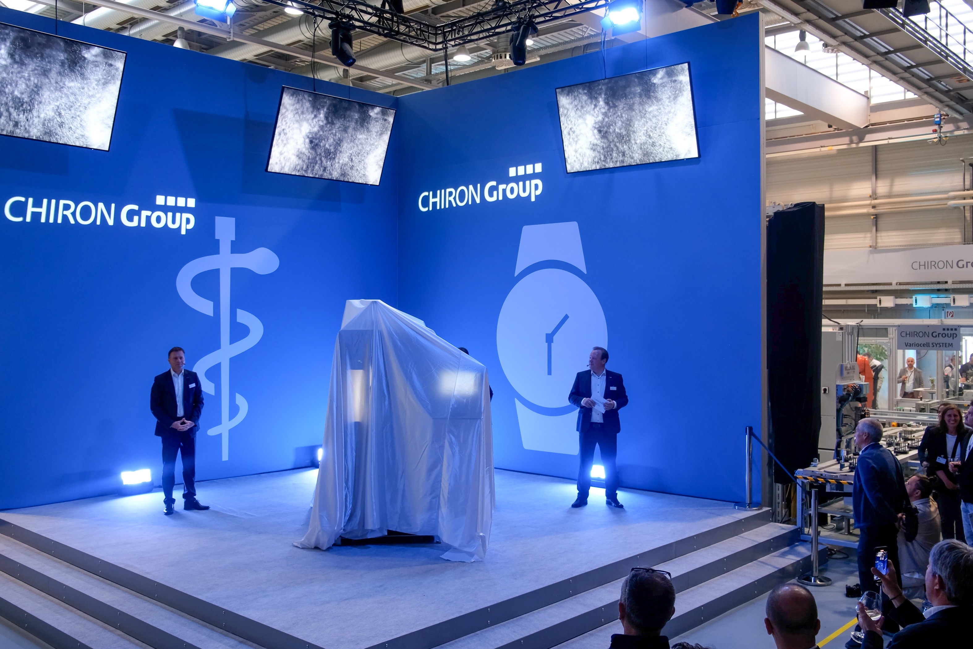 At 11.30 a.m. everything was set on stage, and there wasn`t a free spot in front of it on any of the three days of the trade show – everyone was eagerly awaiting the unveiling of the new CHIRON Group micromachine.