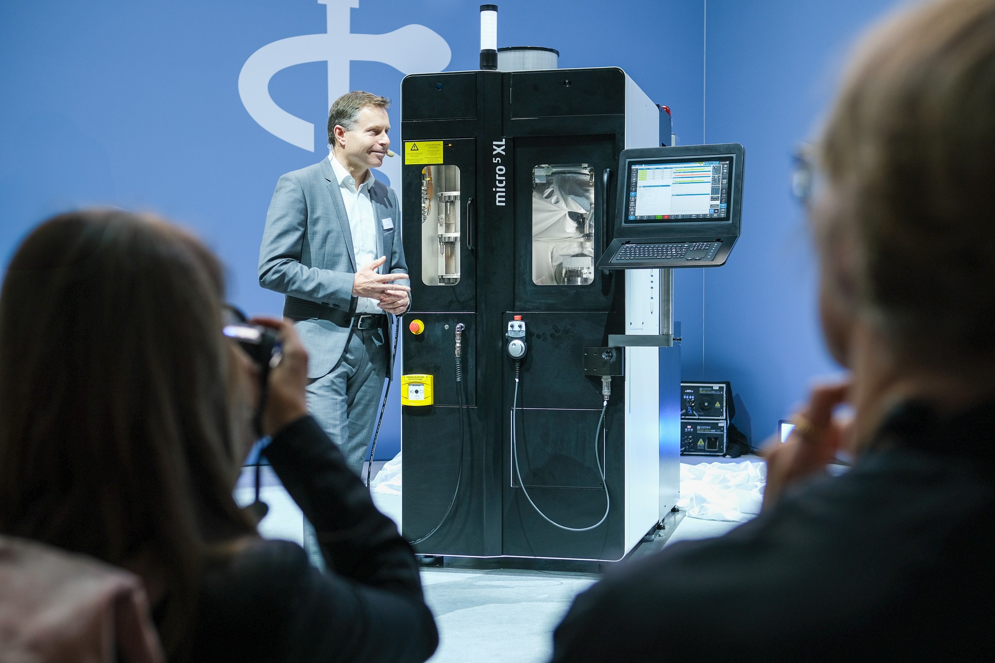 Drum roll, stage fog ... and then it was in the spotlight: the Micro5 XL for an extended range of applications in precise and dynamic 5-axis machining in the smallest of spaces.