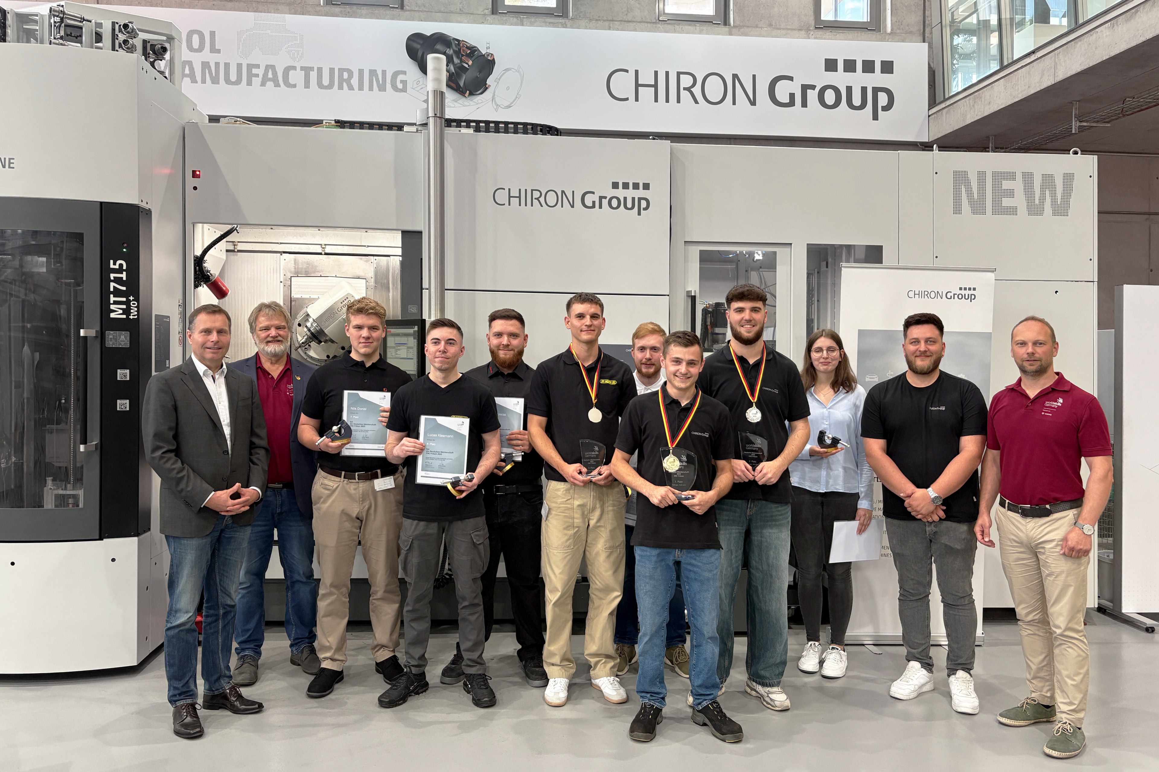 Die Finalistinnen und Finalisten der Deutschen Meisterschaft 2025 im CNC-Fräsen mit CTO Dr. Claus Eppler (links), Ausbildungsleiter Herbert Mattes (2. v. l.), Ausbilder und Skills-Experte Steffen Sigrist (2. v. r.) und Stephan Paschke, Vorstandsmitglied WorldSkills Germany (rechts).
