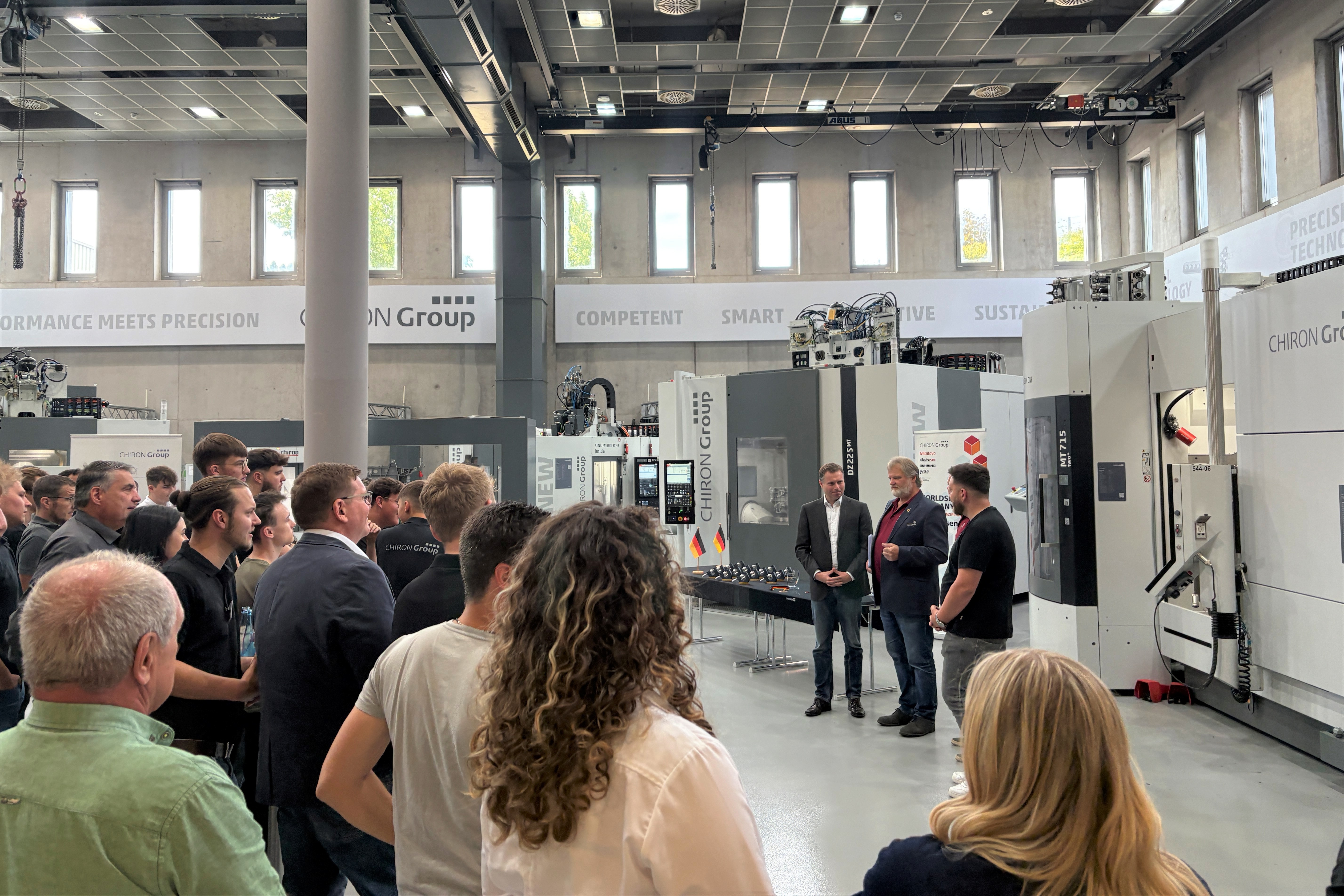 Spannung bei der Siegerehrung von WorldSkills Germany: Wer wird Deutschlands bester Nachwuchs in der Wettkampfdisziplin CNC-Fräsen?.