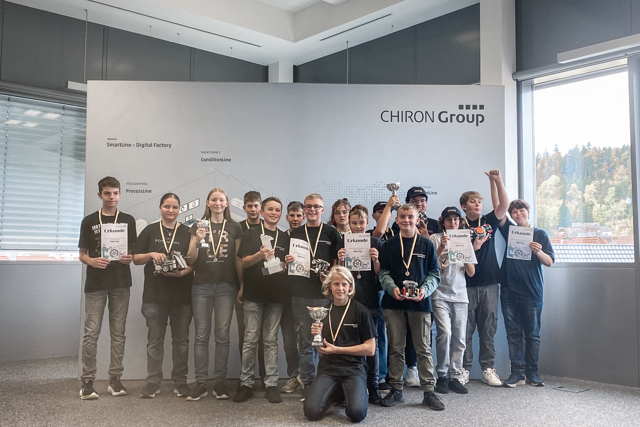 Fünf Schülerteams kämpften um den beliebten CHIRON Group RoboCup – die Technikgruppe der Klasse 8 von der Realschule Blumberg sicherte sich den Pokal.