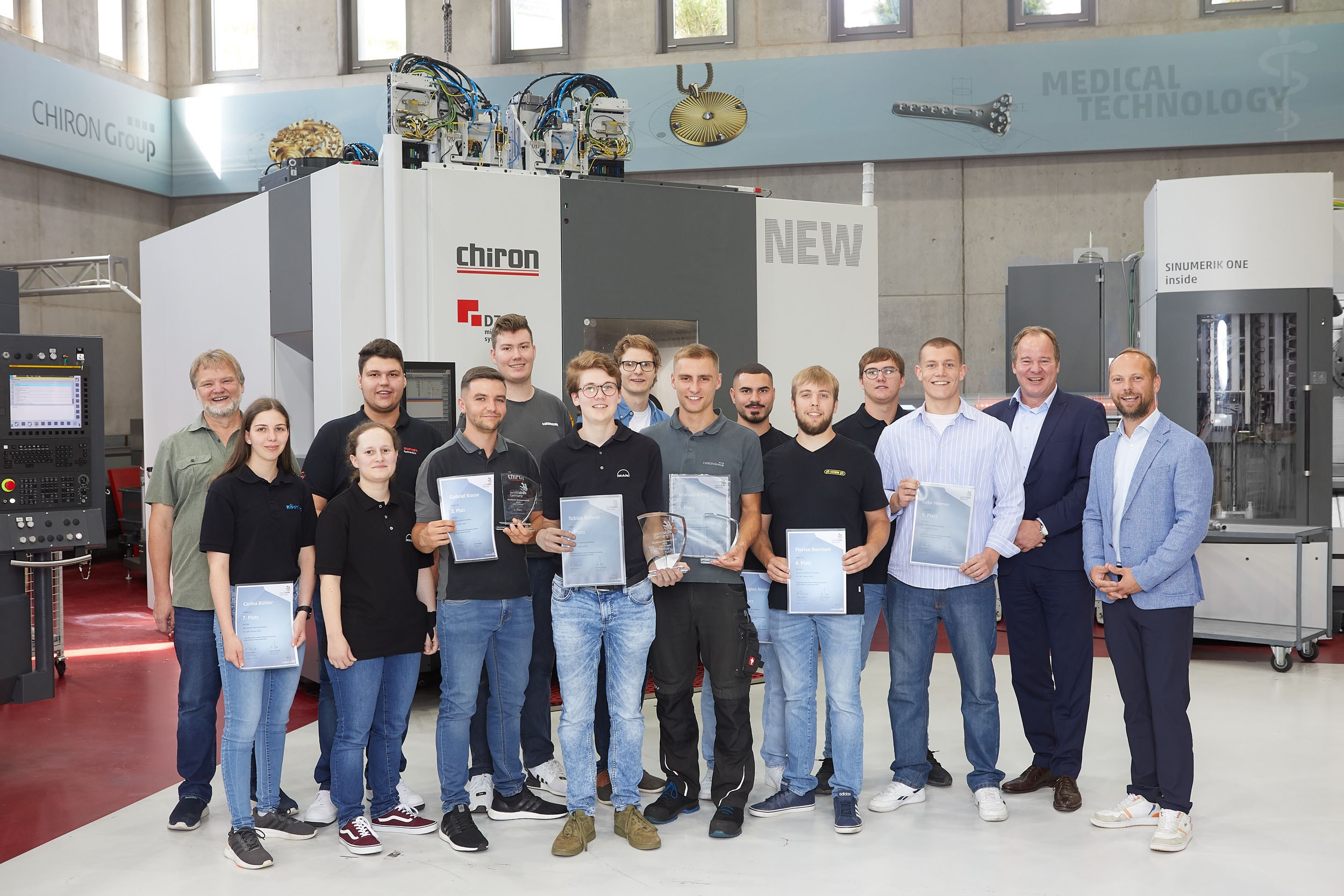 Die Finalistinnen und Finalisten der Deutschen Meisterschaft 2023 im CNC-Fräsen zusammen mit Ausbildungsleiter Herbert Mattes (links) und CSO Bernd Hilgarth von der CHIRON Group und Stephan Paschke, Vorstandsmitglied WorldSkills Germany (ganz rechts).