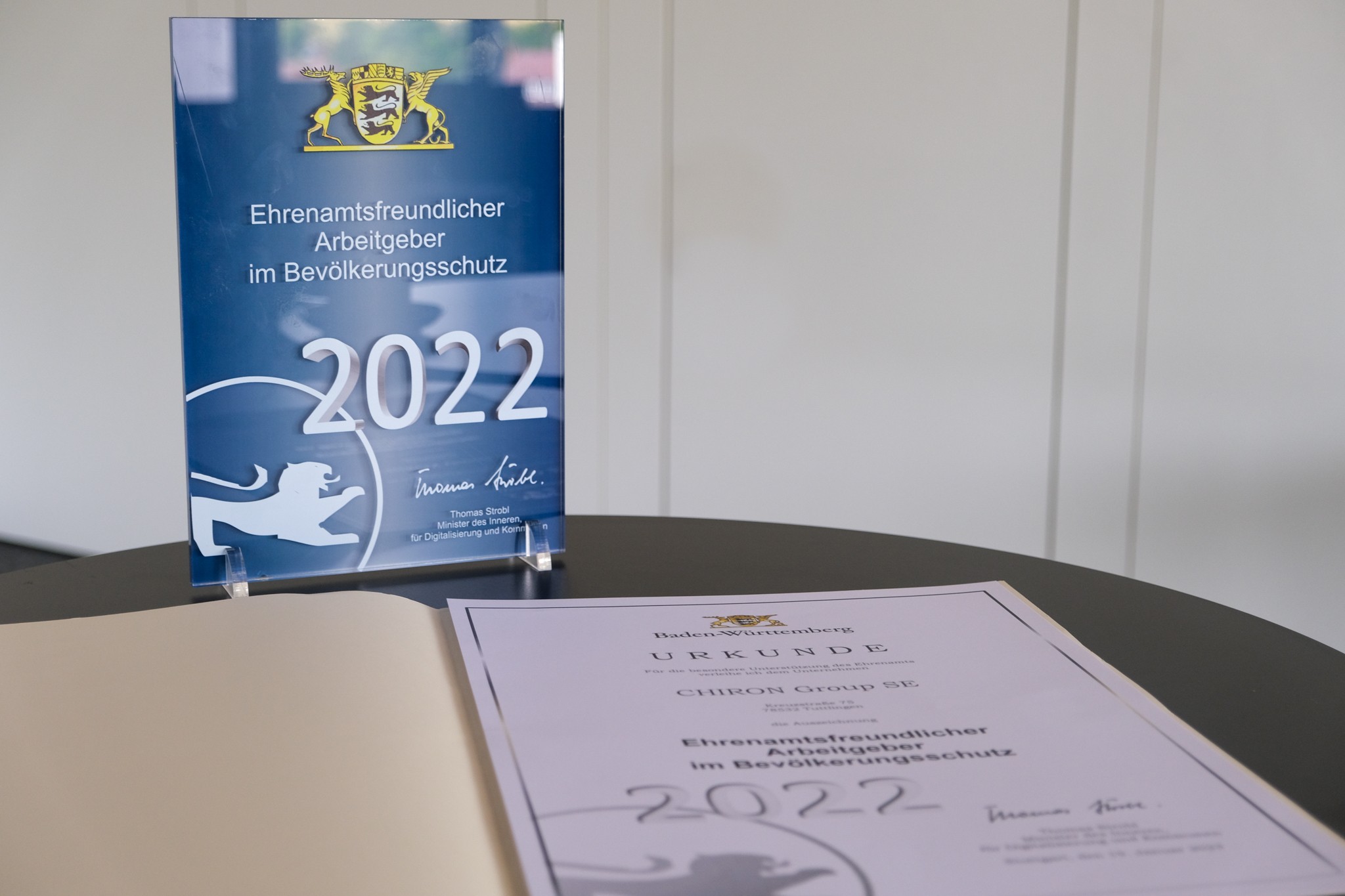 Motivation für weitere gute Taten und intensive Unterstützung der engagierten Mitarbeitenden: die Auszeichnung „Ehrenamtsfreundlicher Arbeitgeber im Bevölkerungsschutz 2022“.