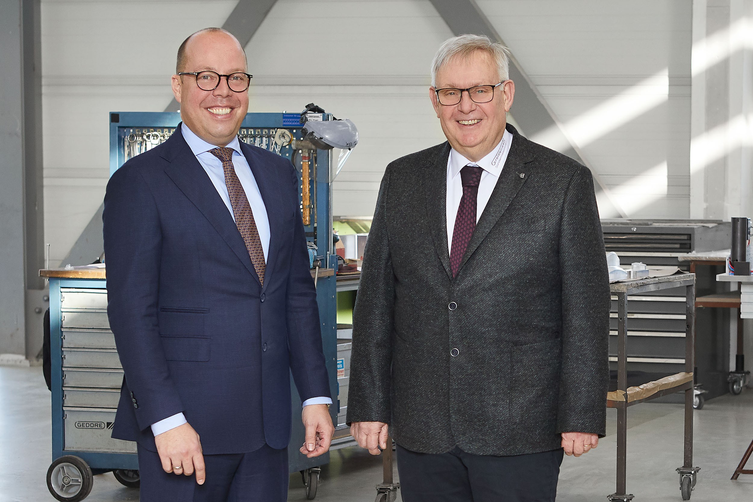Carsten Liske, CEO der CHIRON Group SE, und Michael Greidenweis, Inhaber und Geschäftsführer der Greidenweis Maschinenbau GmbH & Co. KG, haben die Weichen für eine gemeinsame Zukunft gestellt.