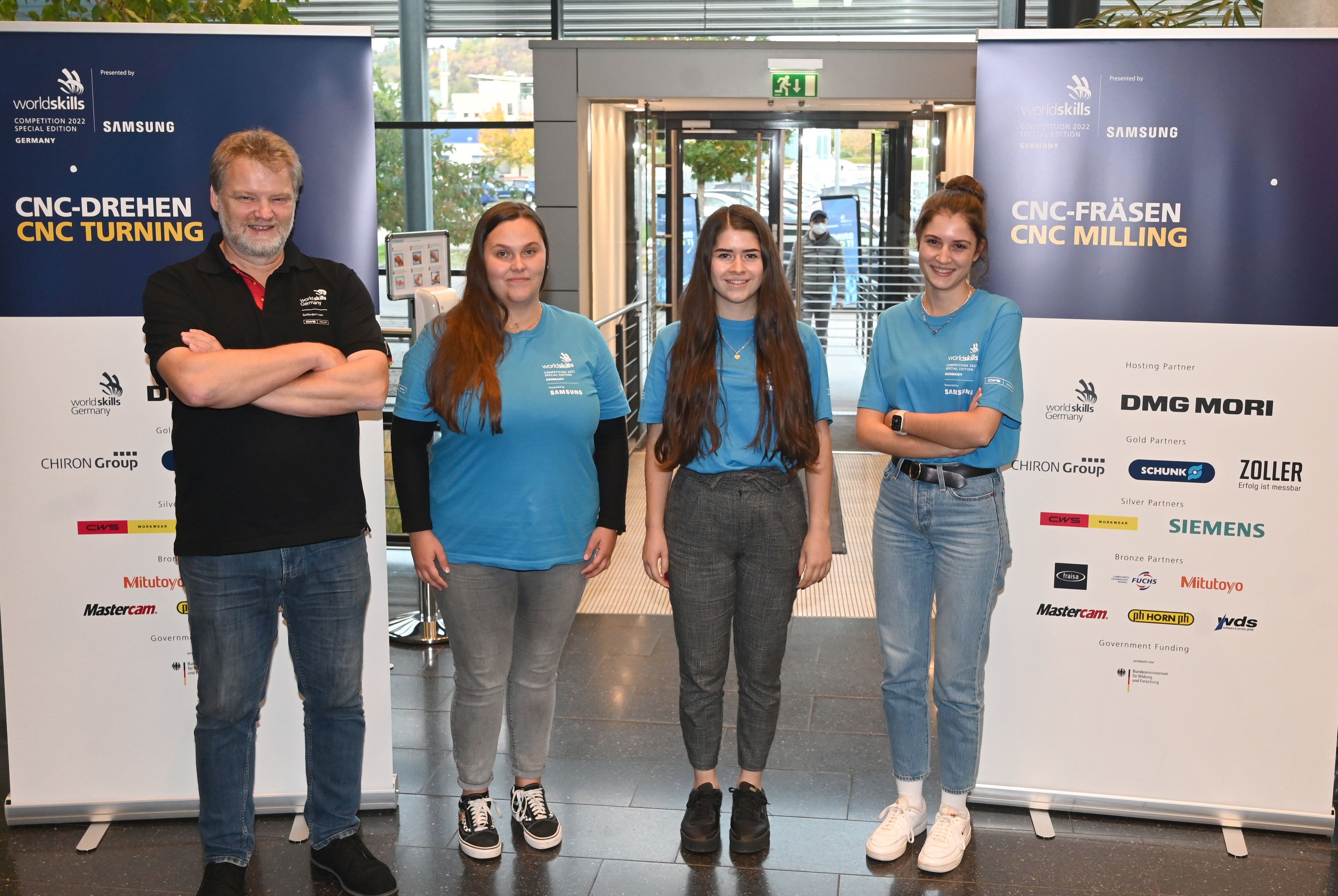 Mit Bravour gemeistert: das Organisationsteam der CHIRON Group.   Von links: Herbert Mattes (Ausbildungsleiter bei der CHIRON Group und Bundestrainer der WorldSkills Germany im CNC-Fräsen), Nicole Leibinger (Duale Studentin), Katharina Brecht (Kaufmännische Auszubildende) und Laura Straub (Duale Studentin) Quelle: WorldSkills.