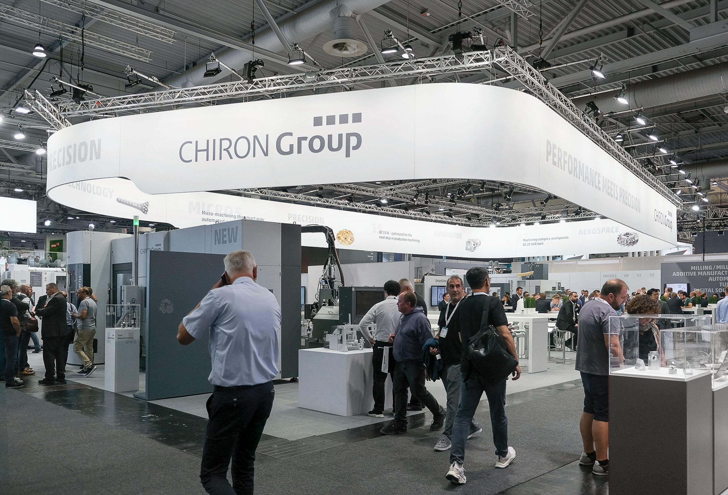 Eine starke Marke, ein starker Auftritt und großes Interesse am umfassenden Angebot für zukunftssichere Fertigungsprozesse: die CHIRON Group auf der EMO Hannover 2023.