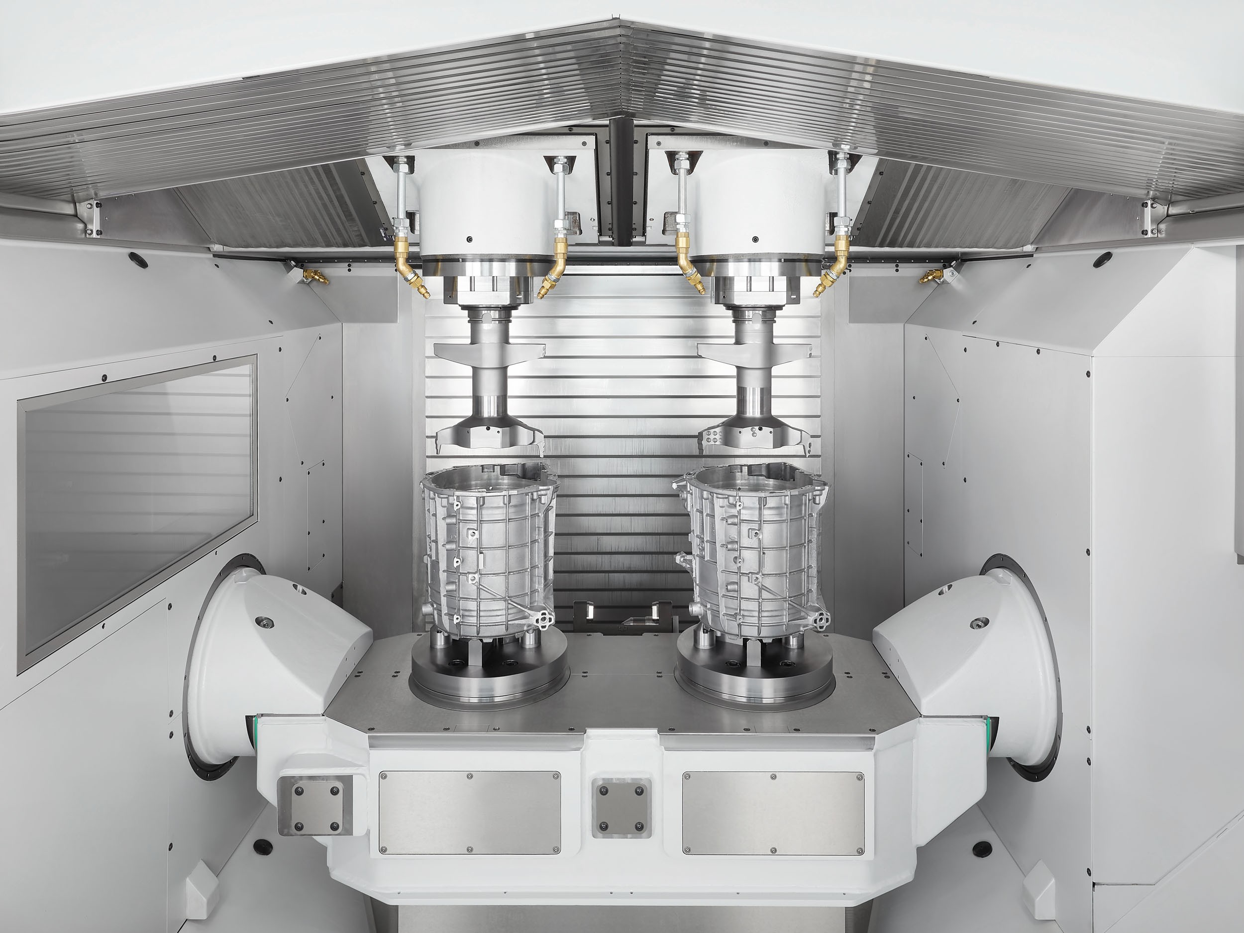 Ein Highlight der CHIRON Group auf der EMO Hannover 2023: Die DZ 22 S mill turn im Livebetrieb bei der Bearbeitung von E-Motorengehäusen.