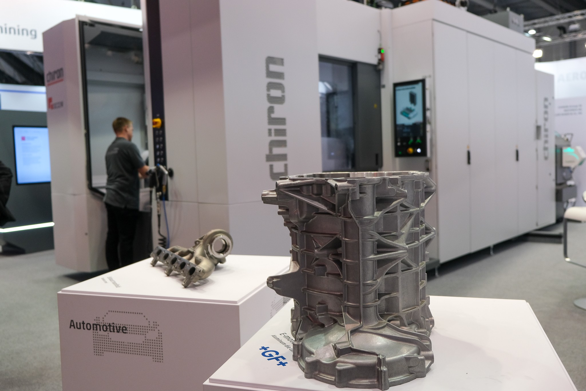 The DZ 22 W five axis for double-spindle machining of large components in short cycle times and workpiece changer for loading and unloading during regular machine operation.