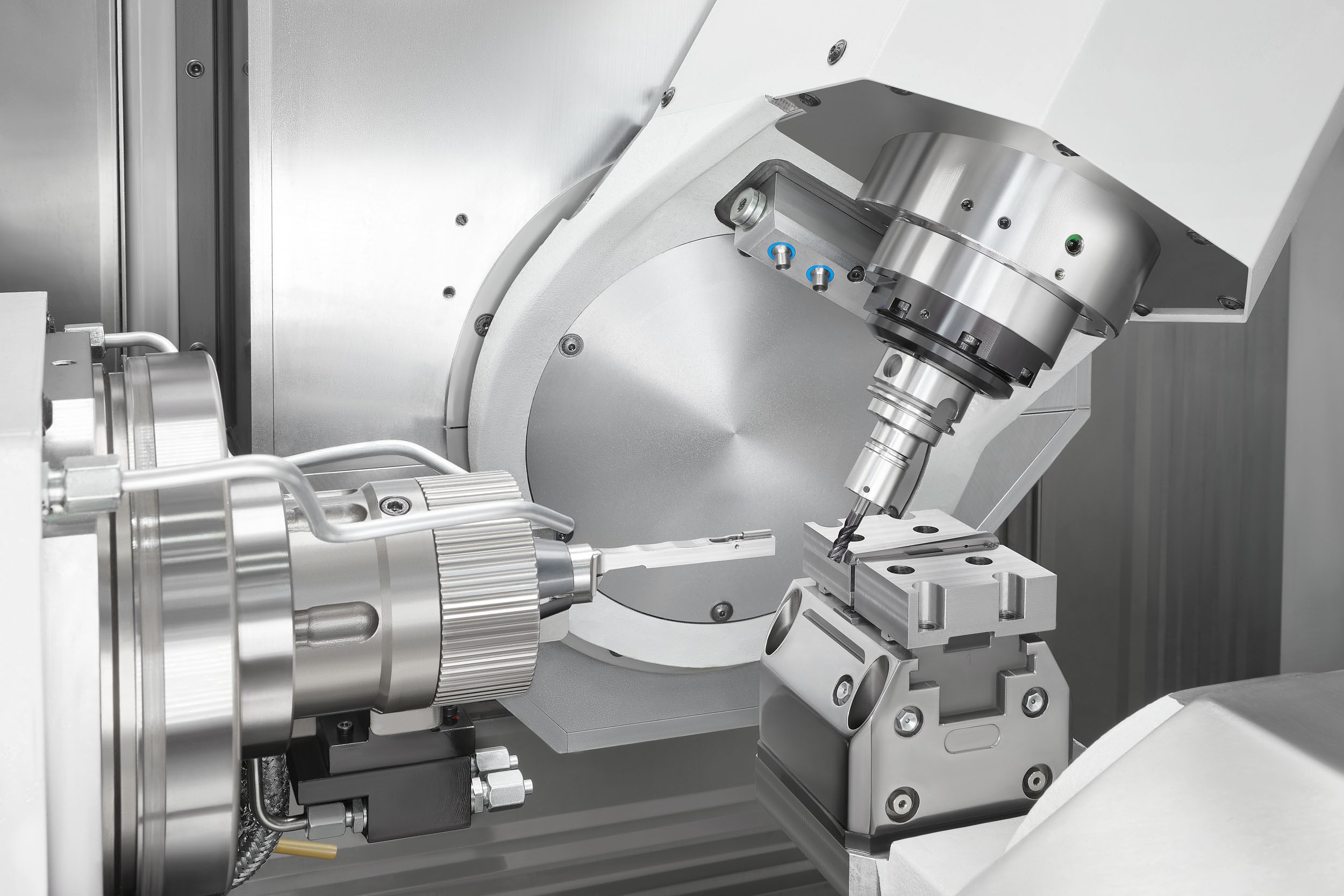 Speed and micron-level precision with six-sided complete machining from the very first part is easily provided with the FZ 08 S mill turn precision+.